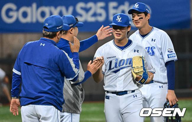 [OSEN=포항, 이석우 기자] 13일 포항야구장에서 2025 신한 SOL 뱅크 KBO 리그 삼성 라이온즈와 키움 히어로즈의 경기가 열렸다. 홈팀 삼성은 이승현이 선발로 출전하고, 방문팀 KT는 헤이수스가 선발로 출전했다.삼성 라이온즈 이호성이 KT 위즈에 5-3으로 승리한 후 박진만 감독과 기쁨을 나누고 있다. 2025.05.13 / foto0307@osen.co.kr