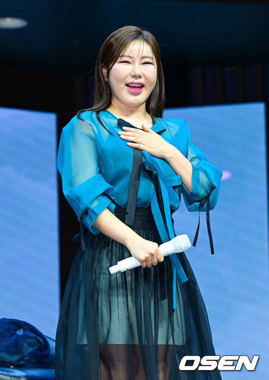 [OSEN=김성락 기자] 11일 오후 서울 스카이아트홀 가수 송가인의 정규 4집 앨범 발매 기념 쇼케이스 행사가 열렸다. 이번 4집 앨범은 기존 정통 트로트 뿐 아니라 발랃, 모던 가요 등 장르의 곡들로 가득 채웠다. 더블 타이틀곡 '아사달'과 '눈물이 난다'를 비롯해 직접 작사에 참여한 '평생' 등 총 9곡을 담았다.가수 송가인이 미소짓고 있다.  2025.02.11 / ksl0919@osen.co.kr