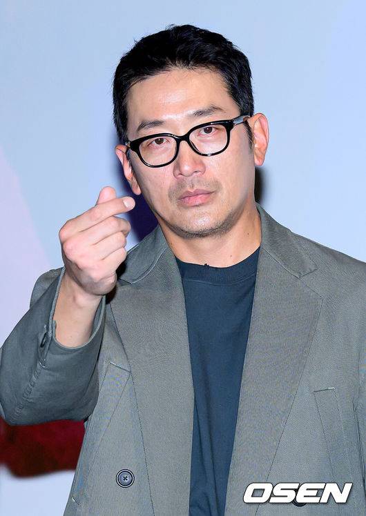 [OSEN=이대선 기자] 5일 오후 서울 CGV용산아이파크몰에서 영화 '로비' 무대인사가 진행됐다.영화 '로비'는 연구밖에 모르던 스타트업 대표 창욱(하정우)이 4조 원의 국책사업을 따내기 위해 인생 첫 로비 골프를 시작하는 이야기다.배우 하정우가 무대인사를 하고 있다. 2025.04.05 /sunday@osen.co.kr