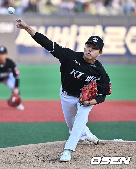 [OSEN=포항, 이석우 기자] 14일 포항야구장에서 2025 신한 SOL 뱅크 KBO 리그 삼성 라이온즈와 KT 위즈의 경기가 열렸다. 홈팀 삼성은 원태인이, 방문팀 KT는 소형준이 선발로 출전했다.KT 위즈 선발투수 소형준이 역투하고 있다. 2025.05.14 / foto0307@osen.co.kr