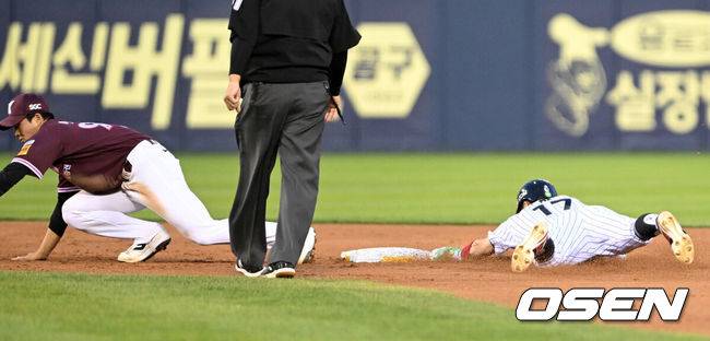 [OSEN=잠실, 이대선 기자] 14일 오후 서울 잠실야구장에서 2025 신한 SOL Bank KBO리그 LG 트윈스와 키움 히어로즈의 경기가 열렸다.LG는 송승기, 키움은 로젠버그를 선발 투수로 내세웠다.3회말 무사 1루에서 LG 1루주자 박해민이 도루를 성공하고 있다. 박해민은 12시즌 연속 두 자릿수 도루를 기록했다. 2025.05.14 /sunday@osen.co.kr