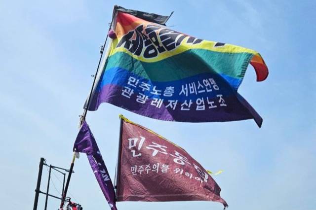 ▲민주노총과 동덕여대 학생들의 깃발ⓒ수달 인권운동네트워크 바람 활동가