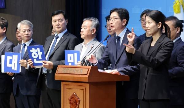 ▲더불어민주당 김경수 총괄선거대책위원장이 13일 국회 소통관에서 민주당 중앙선대위 국토공간혁신위원회 출범 기자회견에서 출범선언문을 낭독하고 있다. ⓒ연합뉴스