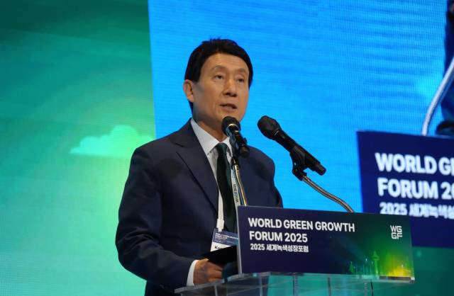 ▲이강덕 포항시장이 14일 열린 2025 세계녹색성장포럼(WGGF) 개막식에서 개회사를 하고 있다.ⓒ포항시 제공