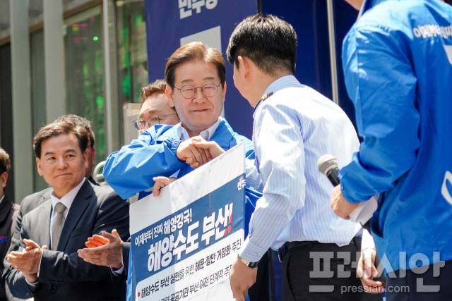 ▲이재명 더불어민주당 대선 후보가 14일 오후 부산 서면에서 협약식을 갖고 인사하고 있다.ⓒ프레시안(강지원)