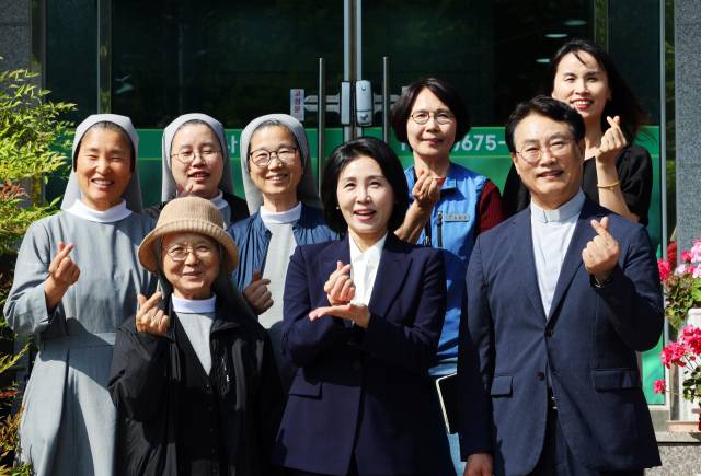 ▲김혜경 여사가 14일 오후 광주 남구 봉선동 사회복지시설인 소화자매원에서 조영대 신부 등과 기념 사진을 찍고 있다ⓒ연합뉴스