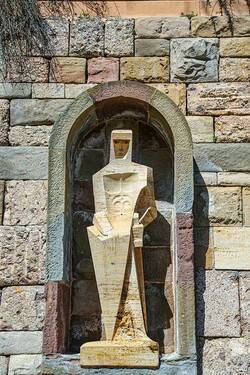 가우디의 제자 조셉 마리아 수비라치의 작품 성 조르디 상도 만나볼 수 있다. 수비라치는 사그라다 파밀리아의 '수난의 파사드'를 조각한 것으로 널리 알려져 있다.