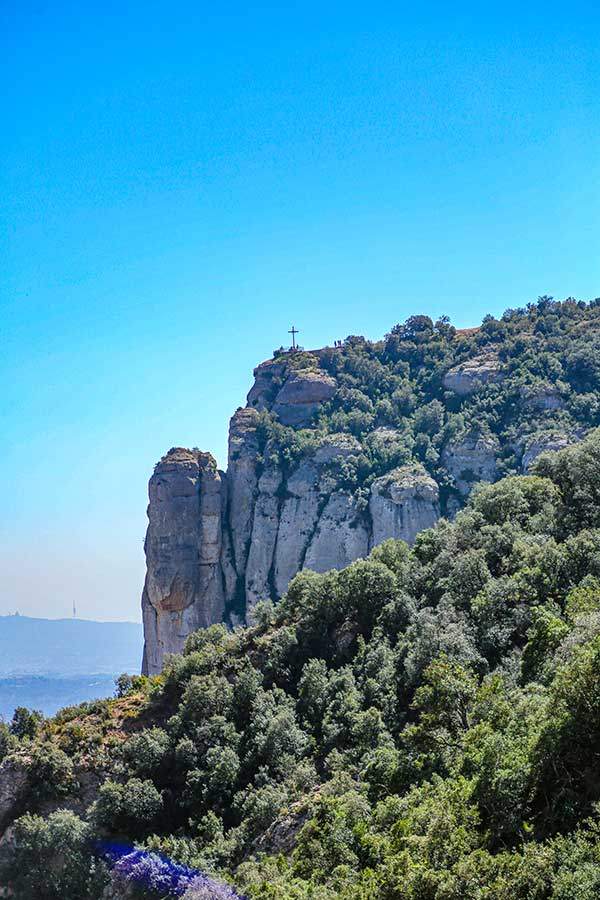 몬세라트 수도원에서 바라본 산 미켈 십자가. 걸어서 한 시간 좀 넘게 걸린다.