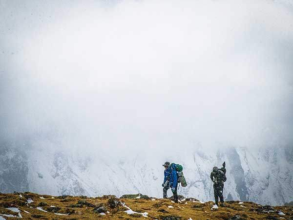 얄라피크 베이스캠프 가는 길. 가이드 치링과 포터 파상이 갑자기 내리는 폭설을 맞으며 걷고 있다.