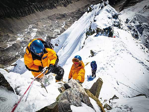 얄라피크의 직벽을 오르고 있는 한예진씨와 클라이밍 가이드 청바의 모습.