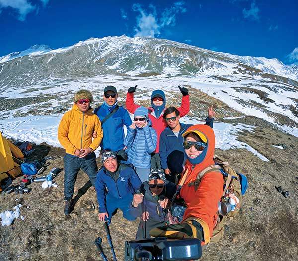 얄라피크 정상 등정에 성공할 수 있도록 도움을 준 현지 스태프들과 단체 사진을 찍었다.