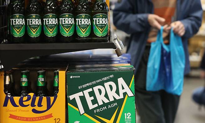 서울 시내의 한 대형마트에 진열된 하이트진로의 테라와 켈리 맥주. 뉴시스