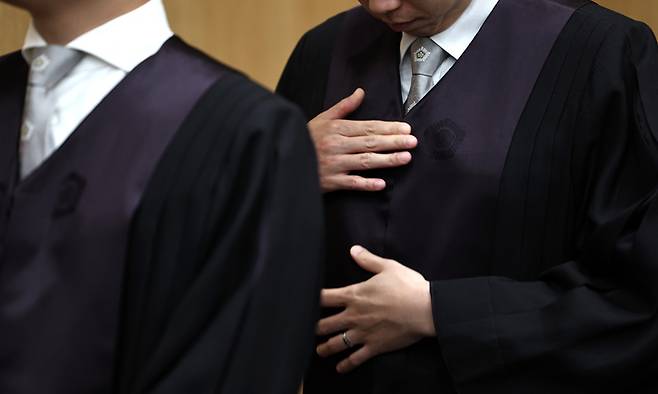 판사들이 옷매무새를 가다듬고 있다. 뉴스1