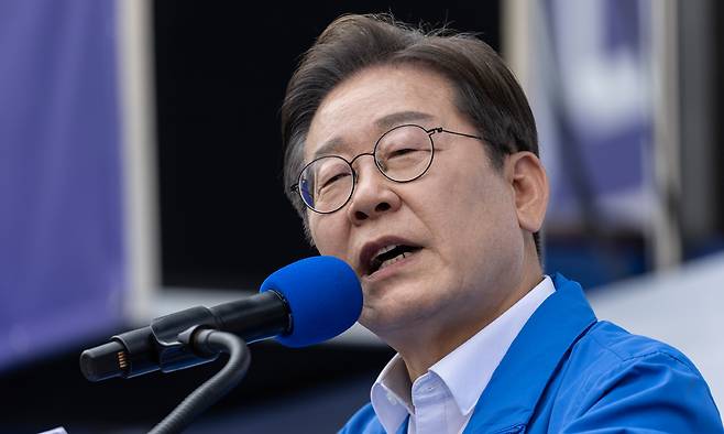 이재명 더불어민주당 대선 후보가 14일 경남 창원시 상남분수광장에서 열린 집중유세에서 지지호소를 하고 있다. 공동취재사진