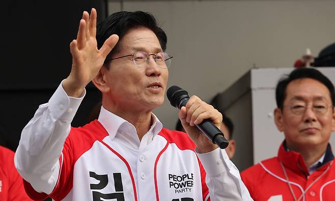 김문수 국민의힘 대선 후보가 13일 부산 자갈치시장을 찾아 유세를 하고 있다. 공동취재사진