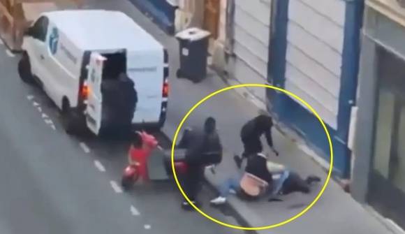 13일 프랑스 파리의 한 거리에서 괴한들이 납치를 시도하고 있다. 영상 캡처