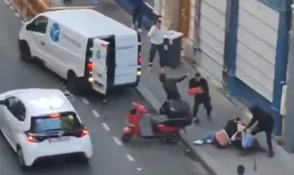 13일 프랑스 파리의 한 거리에서 괴한들이 납치를 시도하던 중 한 남성이 소화기를 들고 제지하고 있다. 영상 캡처