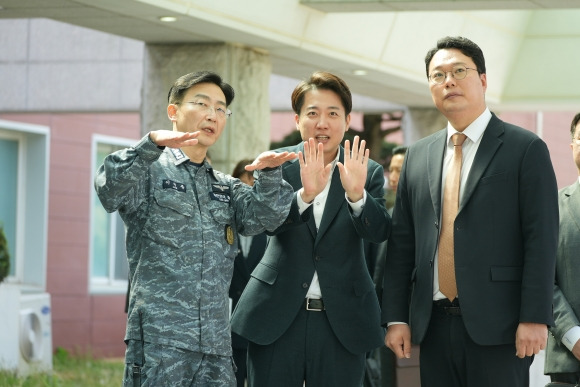 군 의료현장 방문한 이준석 후보 - 개혁신당 이준석 대선후보가 24일 국군대전병원에서 군 의료현장을 점검하며 이국종 원장과 대화하고 있다. 2025.4.24 이준석 캠프 제공