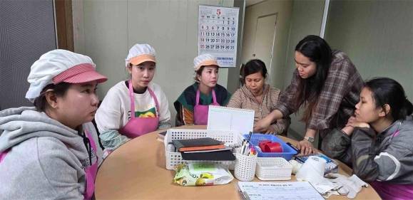 장흥군이 어업 분야 외국인 계절근로자들을 대상으로 노동 인권 실태 전수조사를 실시하고 있다.