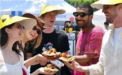 지난해 서울 성북구 성북세계음식축제 누리마실에서 외국인 참가자들이 사찰음식을 맛보고 있다.  성북구 제공