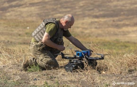 우크라이나 불라바 드론 부대 소속 군인이 2024년 유탄 발사기를 장착한 퀸 호넷 FPV 드론 운용 시험에서 유탄을 재장전하고 있다. 출처=아미 인폼