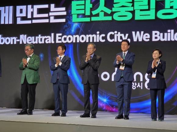 세계녹색성장 포럼 개회식. 왼쪽부터 김상협 GGGI 사무총장, 이철우 경북도지사, 이명박 전 대통령. 이강덕 포항시장, 김정재 국회의원. 김형엽 기자