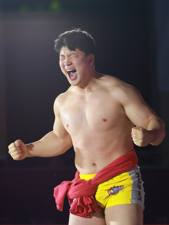 14일 국립 한밭대학교 체육관에서 열린 민속씨름리그 2차 유성온천장사씨름대회 한라장사 결정전에서 우승 직후 포효하고 있는 김무호 장사. 대한씨름협회 제공