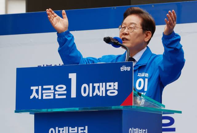 이재명 더불어민주당 대선 후보가 13일 대구 중구 동성로에서 유권자들에게 지지를 호소하고 있다. 대구=오승현 기자
