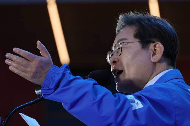 이재명 더불어민주당 대선 후보가 13일 울산광역시 롯데백화점 울산점 광장에서 지지를 호소하고 있다. 연합뉴스