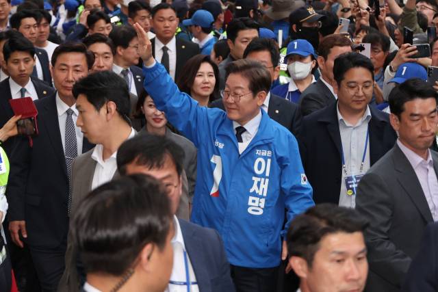 이재명 더불어민주당 대선 후보가 '보수의 텃밭'으로 불리는 대구·경북(TK) 지역 유세에 나선 13일 울산광역시 롯데백화점 울산점 광장에서 시민들에게 인사하고 있다. 연합뉴스