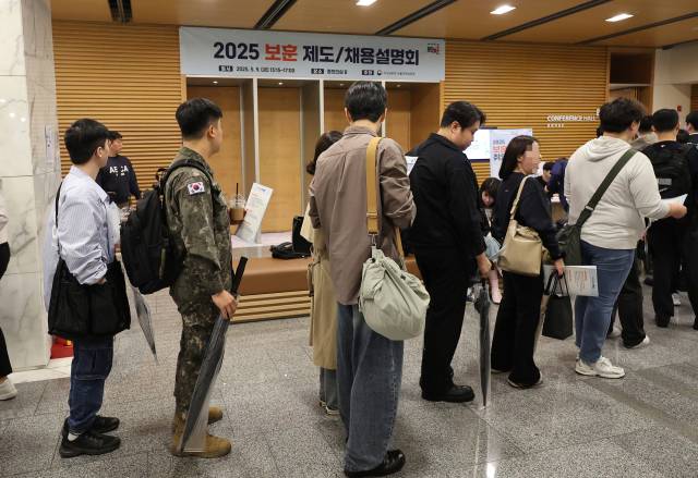 9일 서울 중구 대한상공회의소에서 국가보훈부가 개최한 '2025 보훈 취업박람회'를 찾은 구직자들이 입장을 기다리고 있다. 연합뉴스.