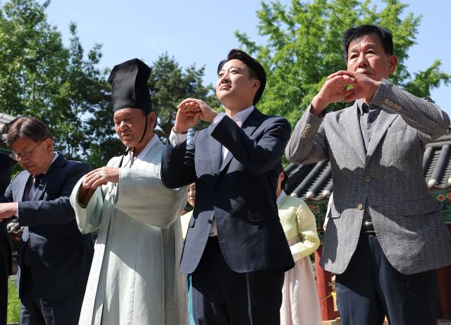 이준석 개혁신당 대선 후보가 14일 부산 동래향교에서 성균관유도회 양연모 전교 등 관계자들과 함께 절을 하고 있다. 연합뉴스