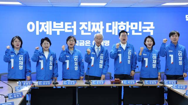 더불어민주당 선대위에 합류한 4당 대표들이 14일 오전 서울 여의도 당사에서 열린 중앙선거대책위원회의에서 더불어민주당 선거운동복을 입고 파이팅을 외치고 있다. 왼쪽부터 용혜인 기본소득당 대표, 김선민 조국혁신당 대표 권한대행, 정은경 총괄선대위원장, 윤여준 상임총괄선대위원장, 박찬대 상임총괄선대위원장, 김재연 진보당 상임대표, 한창민 사회민주당 대표. 뉴스1