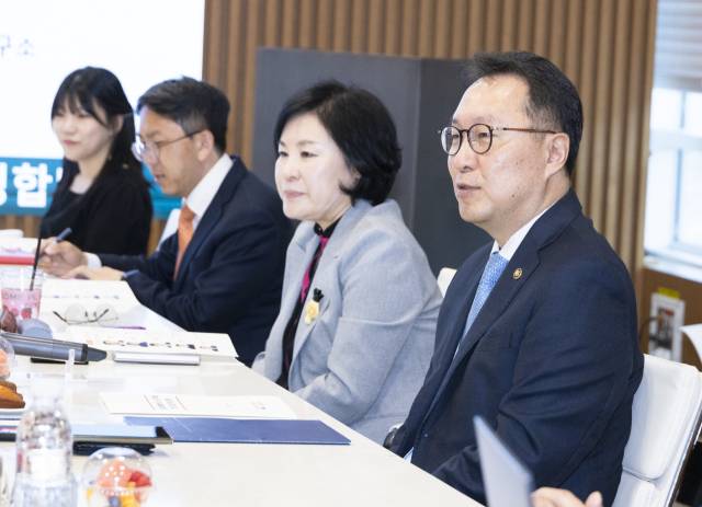 박민수(오른쪽) 보건복지부 2차관이 14일 경기도 용인시 유한양행 중앙연구소에서 블록버스터 신약개발 후보 기업 관계자들과 간담회를 열고 있다. 사진 제공=보건복지부