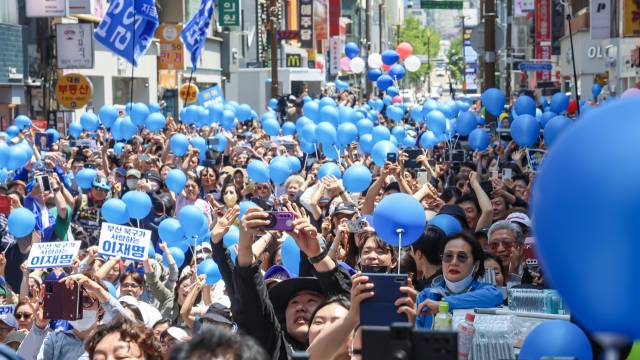 이재명 더불어민주당 대선 후보가 14일 부산 부산진구 서면거리에서 유권자들에게 지지를 호소하고 있는 가운데 지지자들이 파란풍선과 거울을 들고 있다. 부산=오승현 기자 2025.05.14