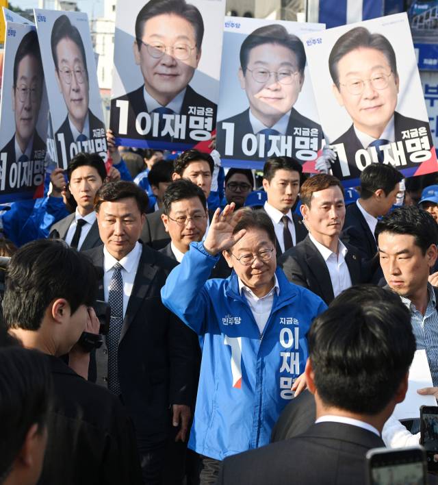 이재명 더불어민주당 대선 후보의 선거운동원들이 14일 경남 통영 강구안 문화마당에서 피켓을 높이 들어 이 후보를 에워싼 채 이동하고 있다. 이 후보는 15일 영·호남 화합의 상징인 경남 하동군 화개장터를 시작으로 전남 광양·여수·순천·목포 등 호남지역을 방문해 유권자들과 만날 예정이다. 통영=오승현 기자 2025.05.14