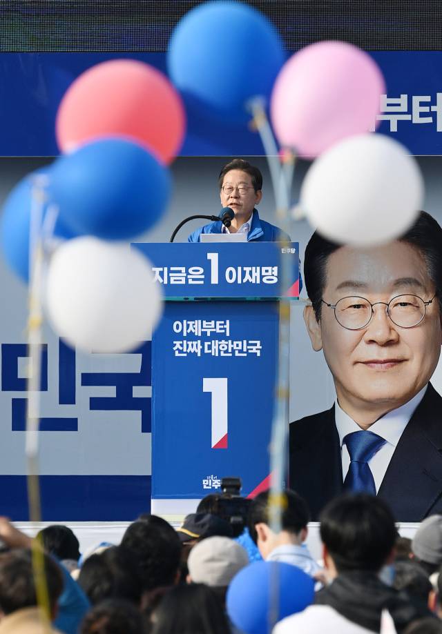 이재명 더불어민주당 대선 후보가 14일 경남 통영 강구안 문화마당에서 유권자들에게 지지를 호소하고 있다. 이 후보는 15일 영·호남 화합의 상징인 경남 하동군 화개장터를 시작으로 전남 광양·여수·순천·목포 등 호남지역을 방문해 유권자들과 만날 예정이다. 통영=오승현 기자 2025.05.14