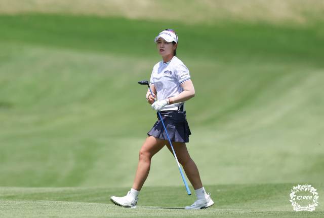 샷을 한 후 이동하고 있는 박현경. 사진 제공=KLPGA