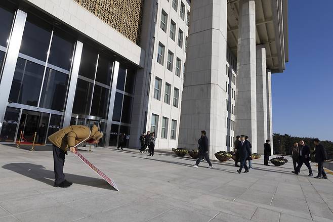 윤석열 대통령 탄핵안이 상정된 2024년 12월14일 김상욱 의원이 국회의사당 앞에서 탄핵 찬성을 촉구하는 1인 시위를 하며 국민의힘 소속 의원들에게 허리 숙여 인사하고 있다. ⓒ시사IN 이명익