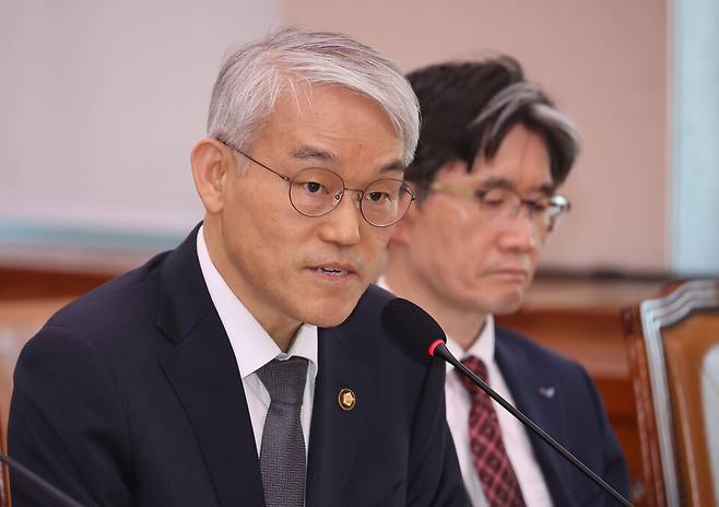 4월30일 서울 영등포구 여의도 국회에서 열린 법제사법위원회 전체회의에서&nbsp;천대엽&nbsp;법원행정처장이 의원 질의에 답하고 있다. ⓒ연합뉴스