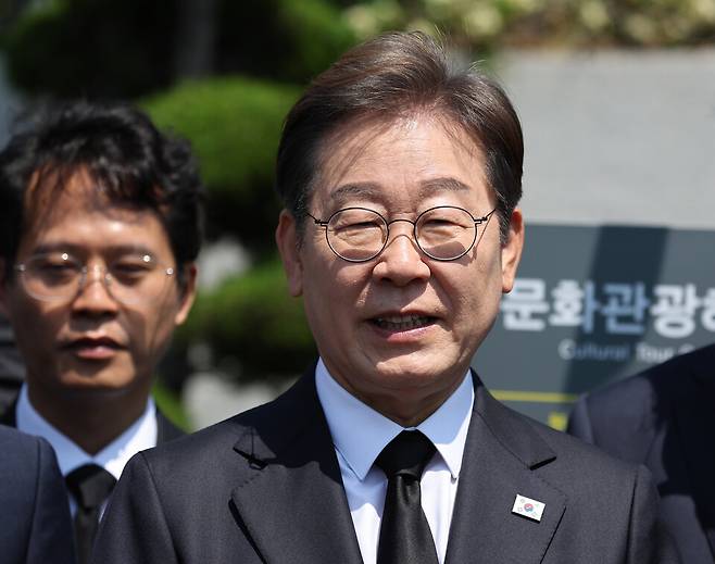 이재명 더불어민주당 대선후보가 14일 부산시 남구 유엔기념공원을 찾아 참배 후 취재진 질문에 답하고 있다. ⓒ연합뉴스