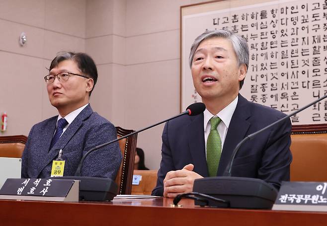 5월14일 국회에서 열린 법제사법위원회의 조희대 대법원장 등 사법부의 대선개입 의혹 진상규명 청문회에서 증인으로 출석한 서석호 변호사가 의원 질의에 답변하고 있다. 왼쪽은 참고인으로 출석한 이준일 고려대 법학전문대학원 교수 ⓒ 연합뉴스