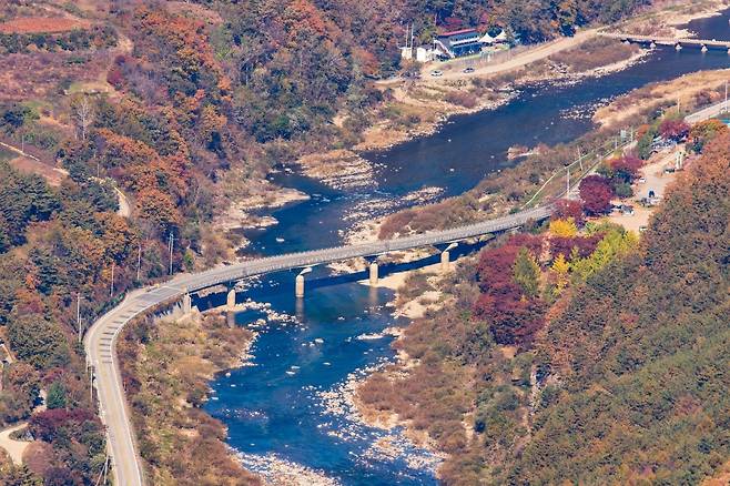 미슐랭 그린 가이드로부터 1스타를 받은 풍경 맛길 35번 국도. 봉화 청량산과 안동 도산서원을 잇는 길이다    사진제공 ｜봉화군