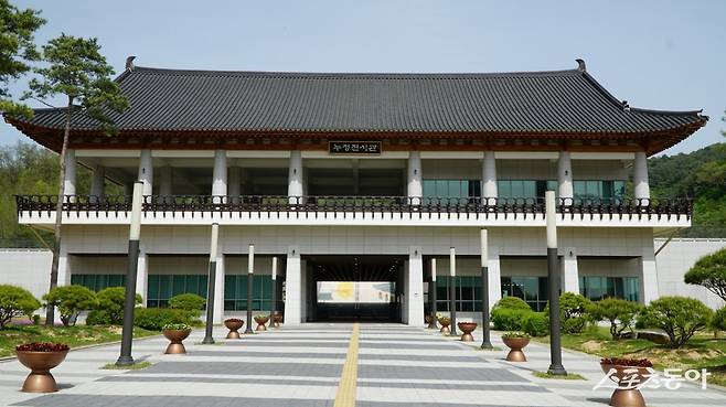 봉화 정자문화생활관의 메인 전시관인 누정전시관 전경. 103좌에 이르는 누각과 정자가 있는 봉화군의 특성을 살려 2020년 문을 연 국내 유일의 누각 정자 테마 전시관이다   봉화｜김재범 기자 oldfield@donga.com