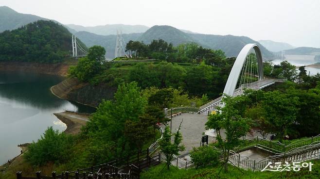 영주 용마루 공원은 영주댐 건설로 마을이 수몰되면서 생겨난 섬들을 잇는 용미과 용두교, 두 개의 다리가 특징이다      영주｜김재범 기자 oldfield@donga.com