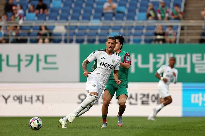 전북 티아고(왼쪽)가 14일 대전월드컵경기장에서 열린 대전하나와의 코리아컵 16강전에서 상대 수비수를 피해 볼 터치를 하고 있다. 대전하나에서 K리그 데뷔한 그는 선제 헤더골로 전북의 대회 8강행을 견인했다. 사진제공｜대전하나시티즌