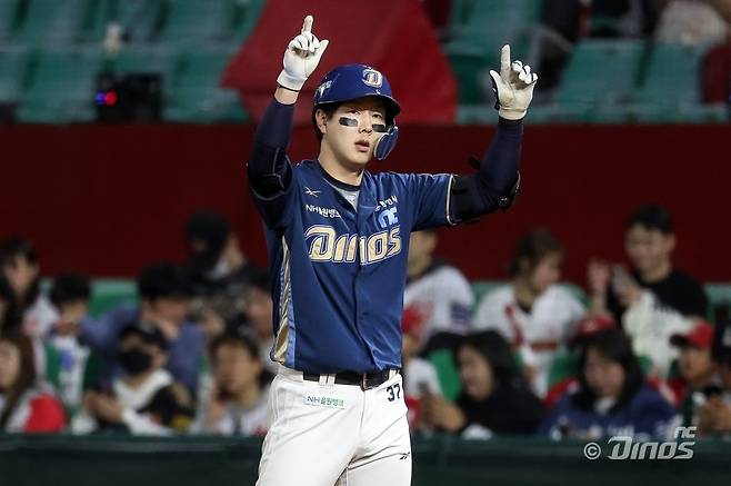 NC 박건우가 14일 인천SSG랜더스필드에서 열린 SSG와 원정경기 7회초 좌전안타를 날린 뒤 덕아웃의 동료들을 향해 세리머니를 펼치고 있다. NC는 박건우의 활약에 힘입어 SSG를 제압하고 승률 5할 회복의 희망을 한층 키웠다. 사진제공｜NC 다이노스