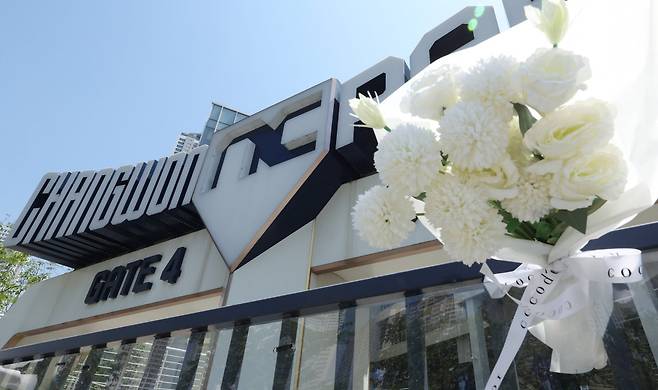 사망사고 한달째인 지난달 29일 오후 경남 창원시 마산회원구 창원NC파크에 고인을 추모하는 조화 등이 놓여 있다. 연합뉴스