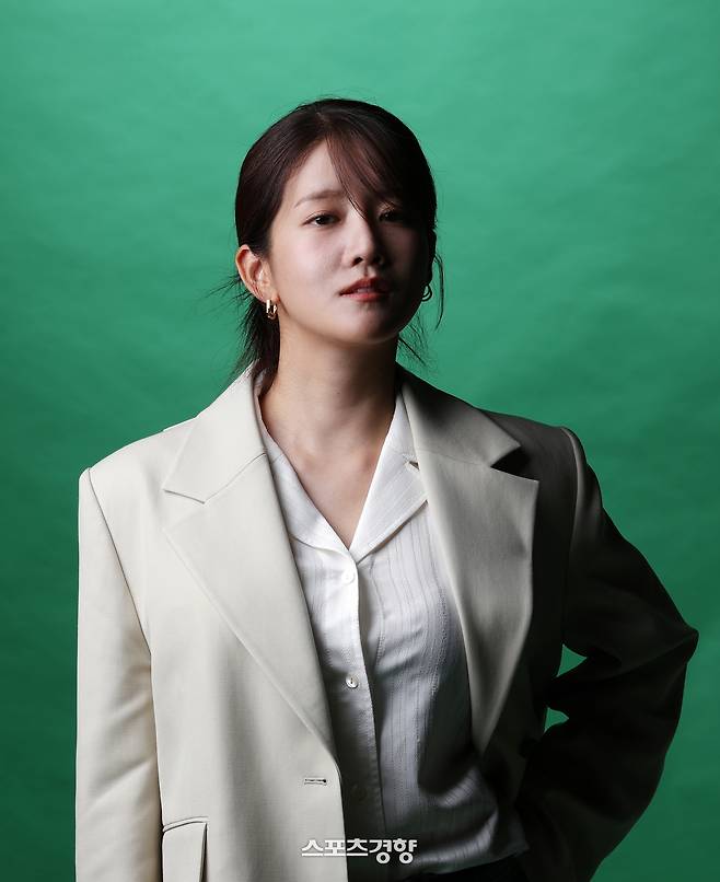 tvN 드라마 ‘이혼보험’에서 손해사정사 조아영 역으로 출연한 배우 추소정이 지난 8일 ‘스포츠경향’과 인터뷰에 앞서 포즈를 취하고 있다. 사진 정지윤 선임기자