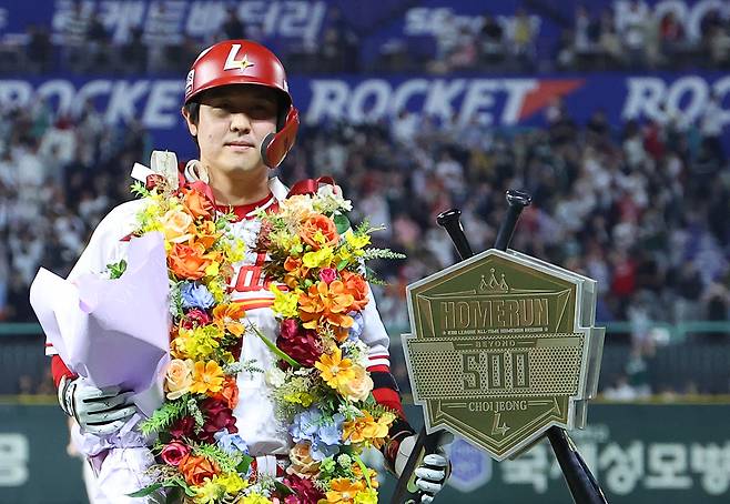 SSG 최정이 13일 인천 NC전 개인 통산 500홈런 달성 후 기념 조형물 옆에서 포즈를 취하고 있다. 연합뉴스